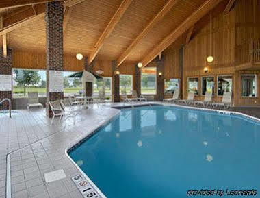 Baymont By Wyndham Columbus/Rickenbacker Hotel Exterior foto